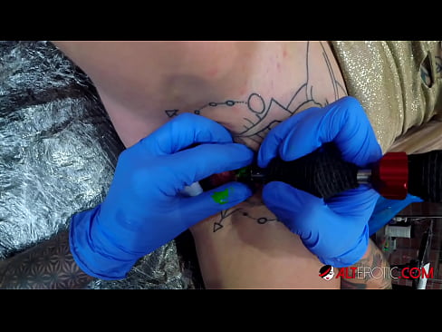 ❤️ Tsis tshua muaj tattooed hottie Sully Savage tau txais tattoo ntawm nws clitoris ❤️ Super porn ntawm porn hmn.xxxner.ru ☑